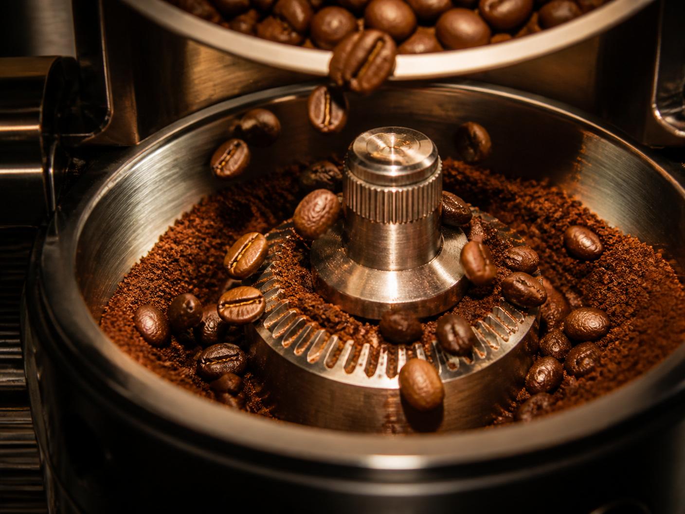 Grains de café moulus à la demande par le broyeur d'une machine commerciale grain à tasse