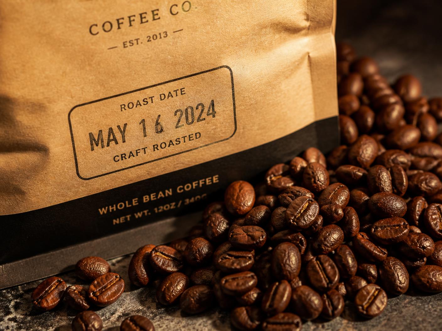 Sac de café avec date de torréfaction clairement imprimée et grains entiers fraîchement torréfiés